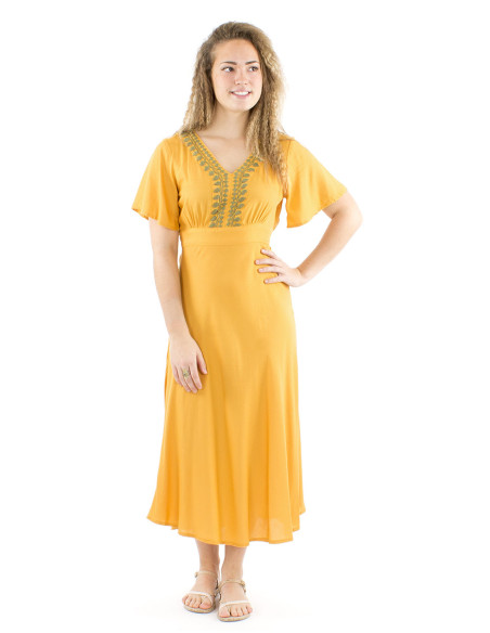 Robe viscose brodée main manches courtes unie